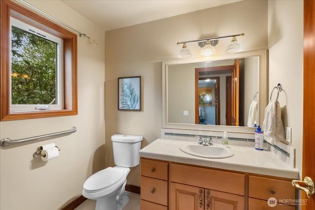 121 E Sterling Dr, Allyn, WA 98524