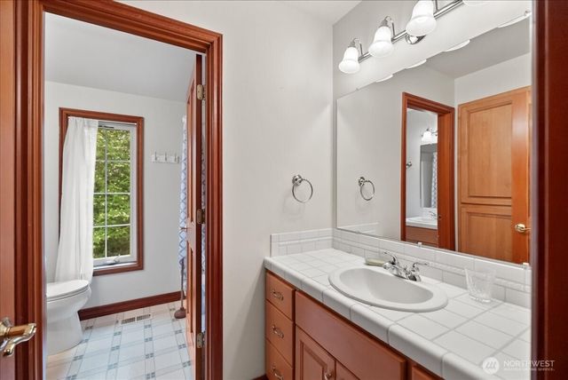 121 E Sterling Dr, Allyn, WA 98524