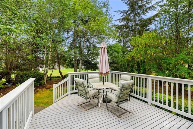 121 E Sterling Dr, Allyn, WA 98524