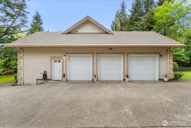 121 E Sterling Dr, Allyn, WA 98524