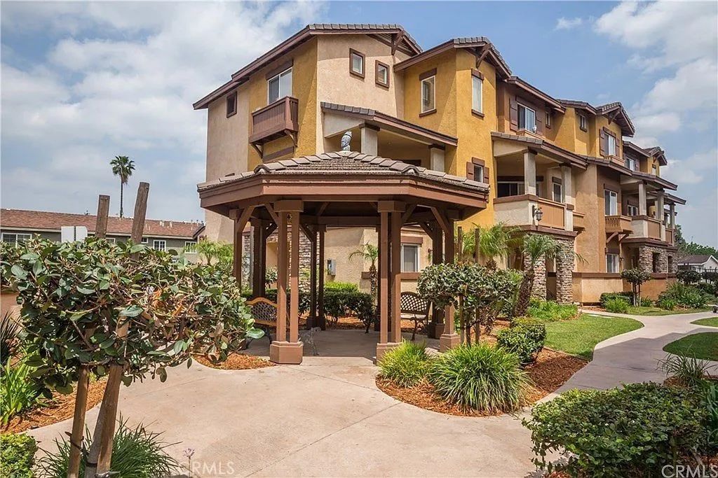501 N Lark Ellen H, Covina, CA 91722