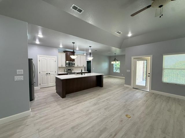 1703 N Valencia Dr, Kerrville, TX 78028