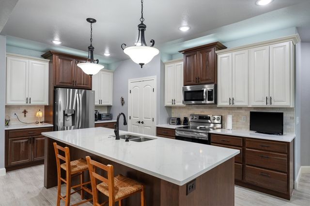 1703 N Valencia Dr, Kerrville, TX 78028