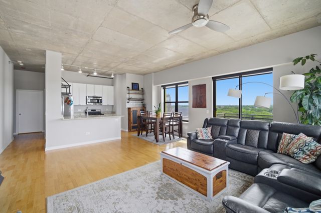 1122 W CATALPA Avenue 910, Chicago, IL 60640