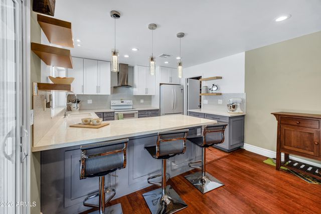 960 W KNOWLES Circle, Mesa, AZ 85210