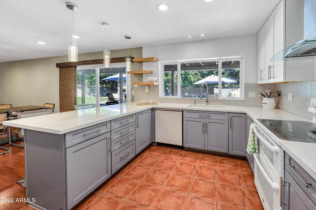 960 W KNOWLES Circle, Mesa, AZ 85210