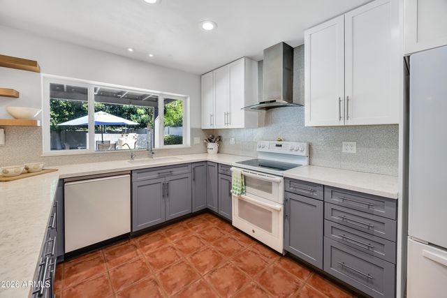 960 W KNOWLES Circle, Mesa, AZ 85210