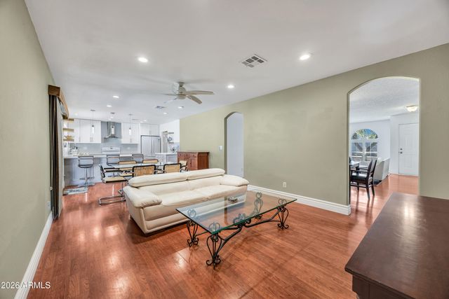 960 W KNOWLES Circle, Mesa, AZ 85210