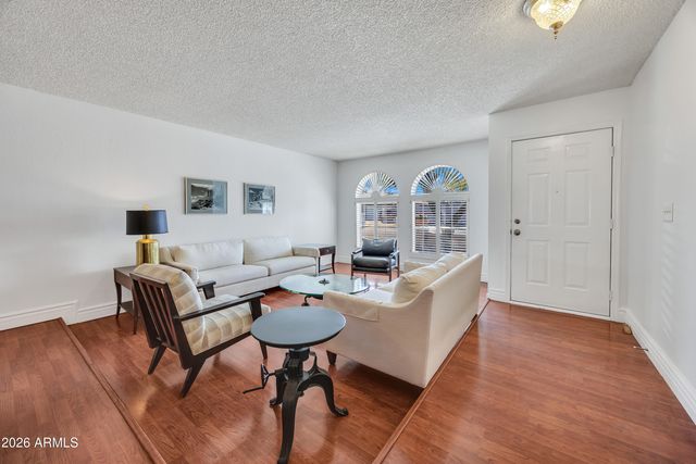 960 W KNOWLES Circle, Mesa, AZ 85210