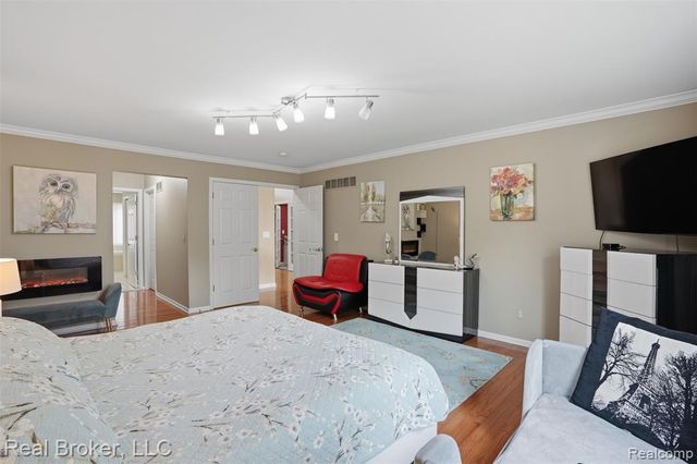 29126 Eastman Trail, Novi, MI 48377