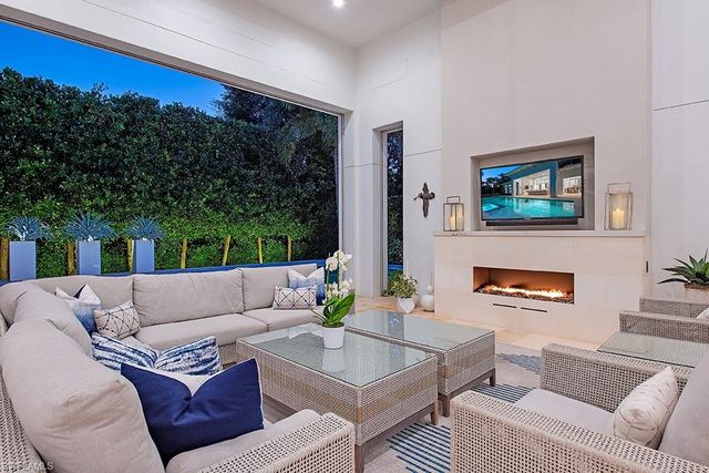 452 Putter Point DR, Naples, FL 34103