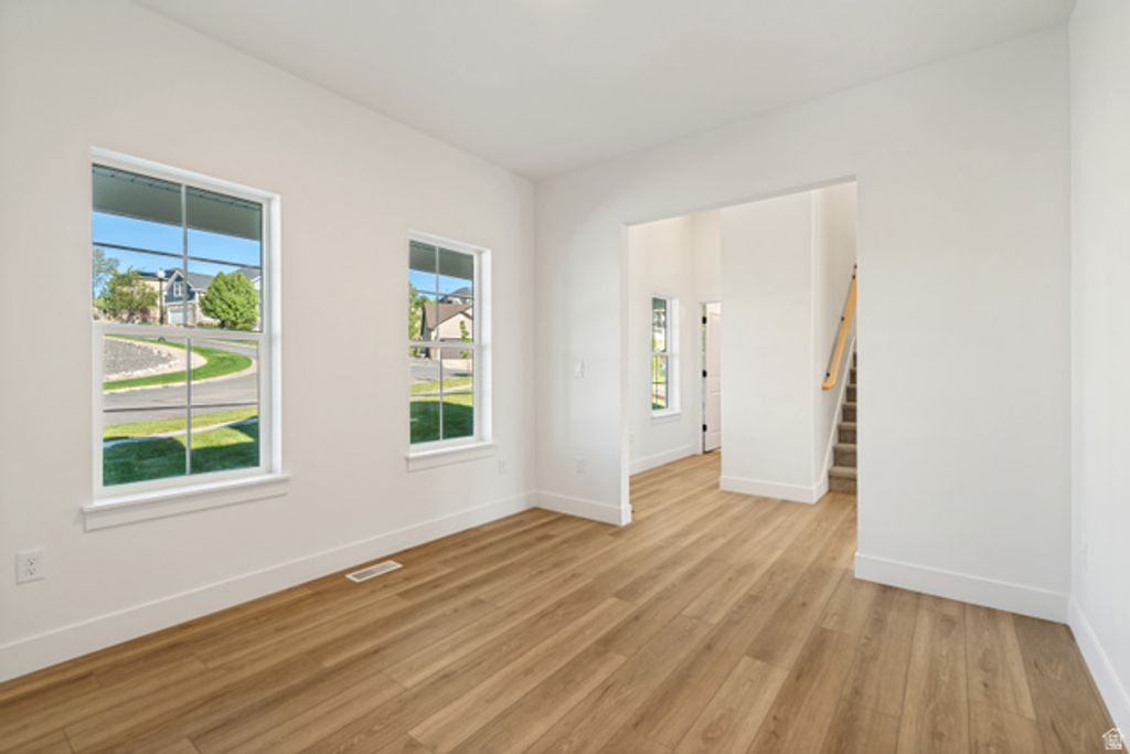 Image 8 of property listing at 1351 E MAPLE CIR, Santaquin, UT 84655
