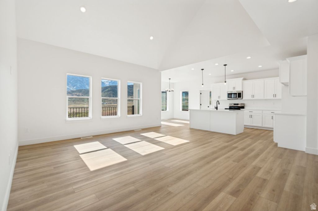Image 10 of property listing at 1351 E MAPLE CIR, Santaquin, UT 84655