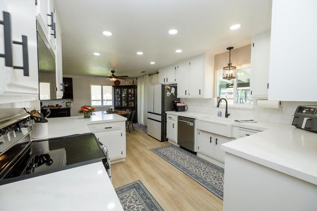 20292 Coral Cir, Hilmar, CA 95324