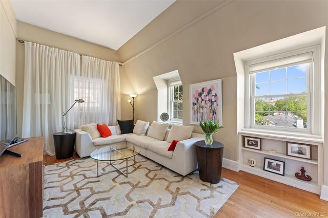 2 Alden Place 4D, Bronxville, NY 10708