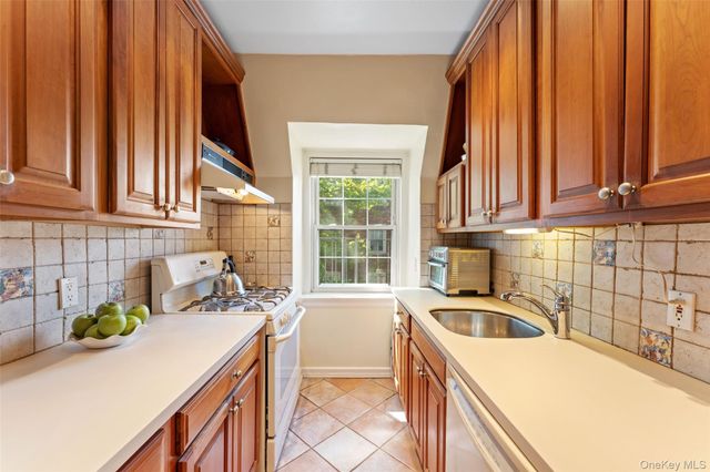 2 Alden Place 4D, Bronxville, NY 10708