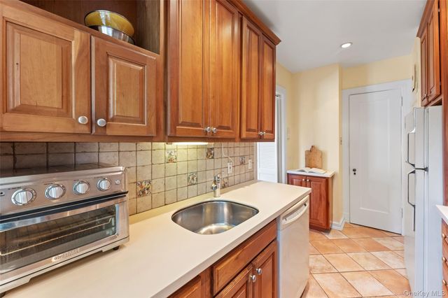2 Alden Place 4D, Bronxville, NY 10708