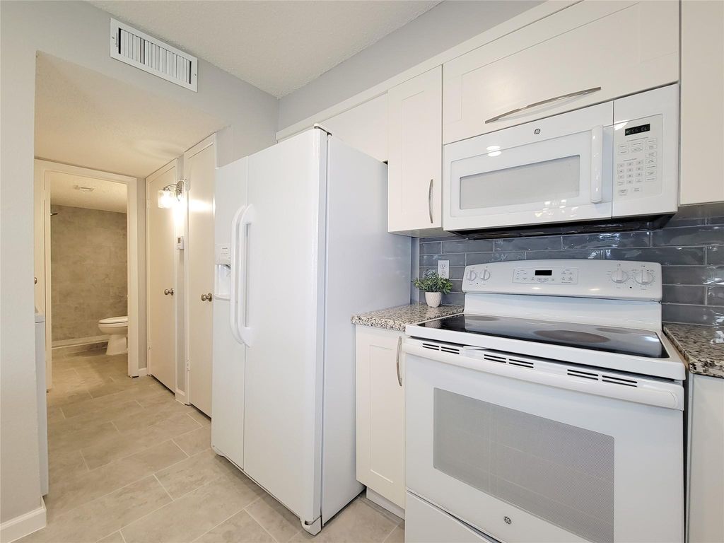 Image 13 of property listing at 13014 Leader Street 928, Houston, TX 77072