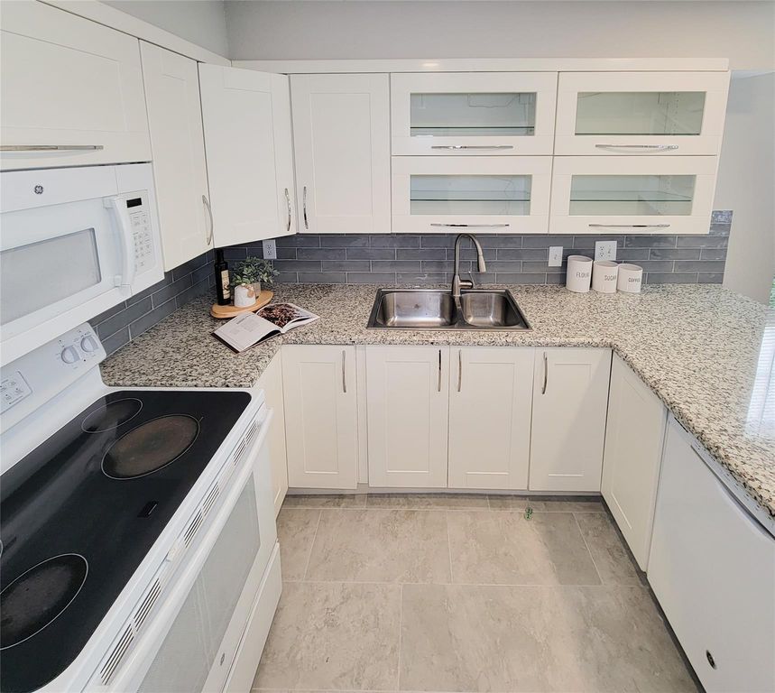 Image 14 of property listing at 13014 Leader Street 928, Houston, TX 77072