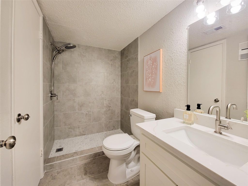 Image 17 of property listing at 13014 Leader Street 928, Houston, TX 77072