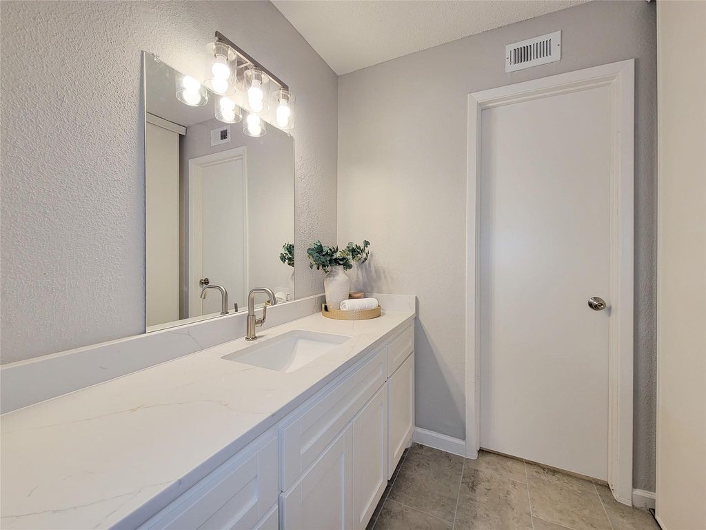 Image 20 of property listing at 13014 Leader Street 928, Houston, TX 77072