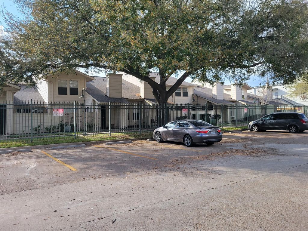 Image 34 of property listing at 13014 Leader Street 928, Houston, TX 77072