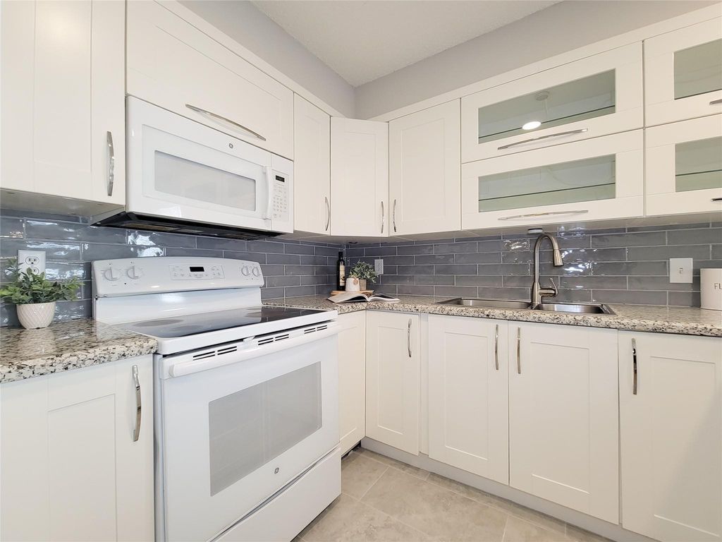 Image 8 of property listing at 13014 Leader Street 928, Houston, TX 77072