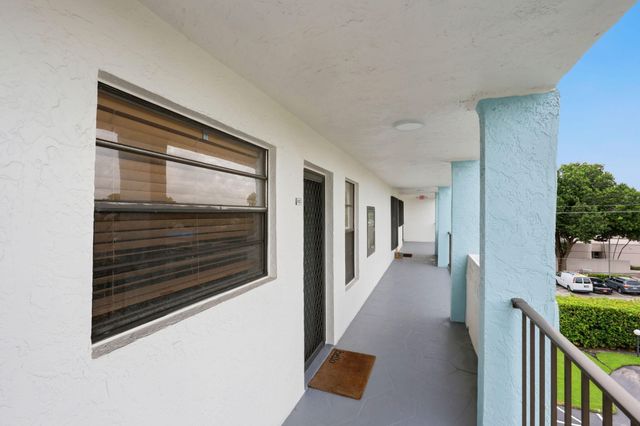 555 BANYAN TREE Lane E 410, Delray Beach, FL 33483