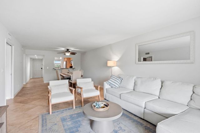 555 BANYAN TREE Lane E 410, Delray Beach, FL 33483