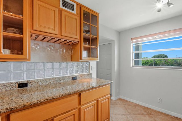 555 BANYAN TREE Lane E 410, Delray Beach, FL 33483