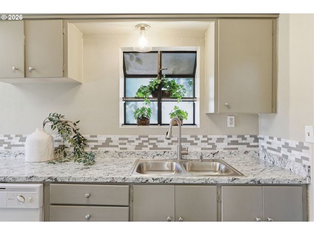 3621 E AMAZON Dr, Eugene, OR 97405