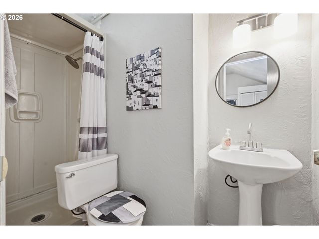 3621 E AMAZON Dr, Eugene, OR 97405