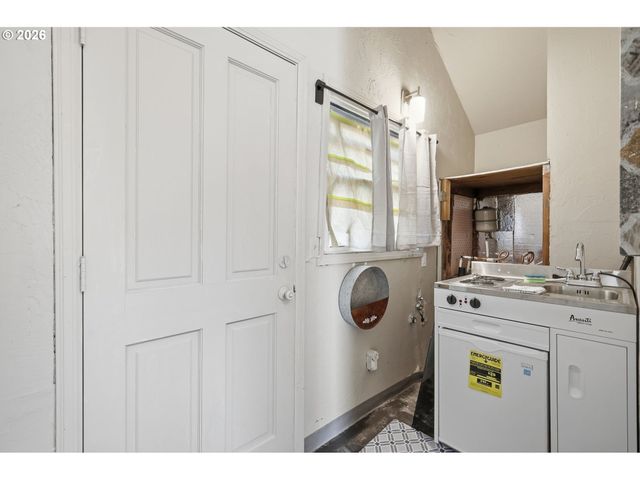 3621 E AMAZON Dr, Eugene, OR 97405