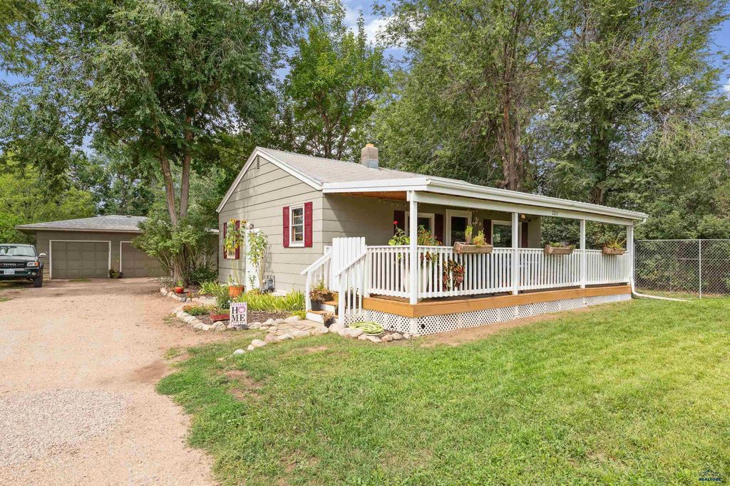 2211 S VALLEY DR, Rapid City, SD 57703