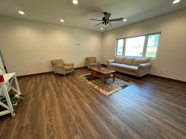 505 Tumbleweed Trail, Waverly, IA 50677