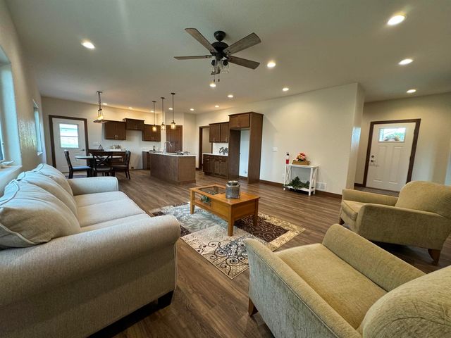 505 Tumbleweed Trail, Waverly, IA 50677