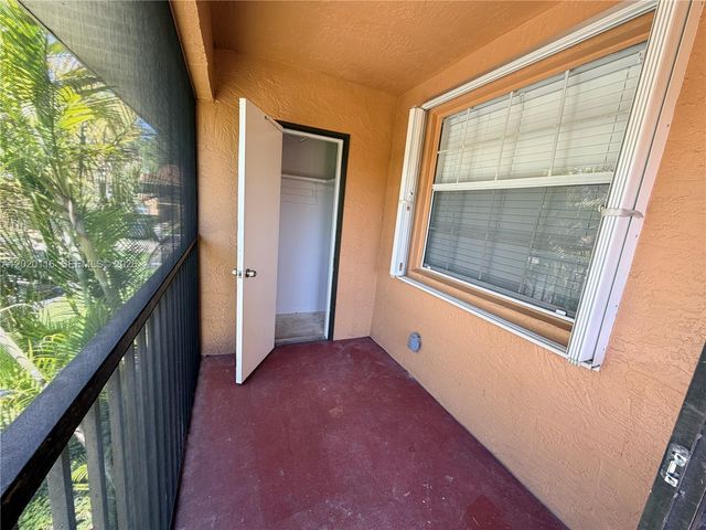 716 NW 103rd Ter 203, Pembroke Pines, FL 33026