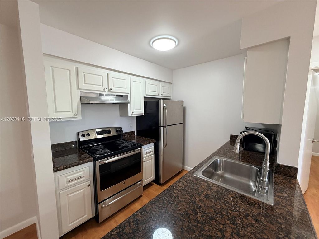 716 NW 103rd Ter 203, Pembroke Pines, FL 33026