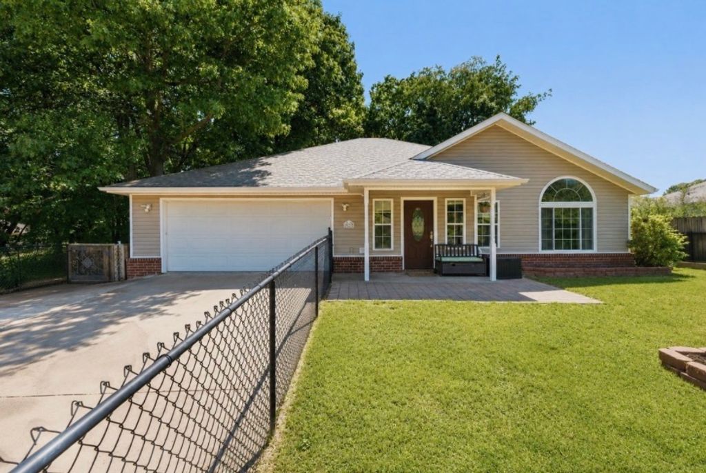20782 Lakeshore Drive, Springdale, AR 72764