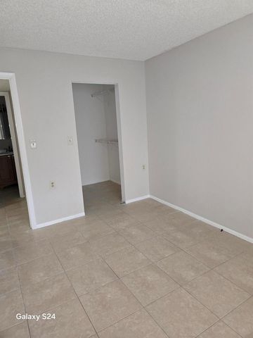 1141 LAKE VICTORIA Drive H, West Palm Beach, FL 33411