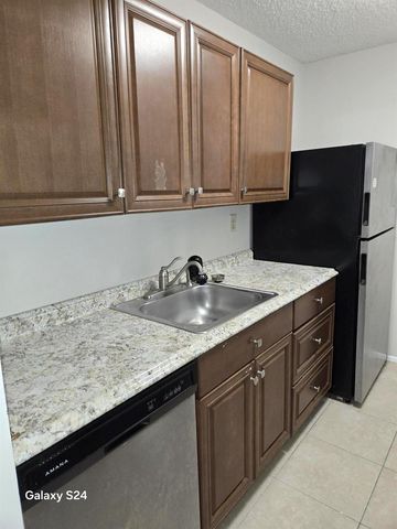 1141 LAKE VICTORIA Drive H, West Palm Beach, FL 33411