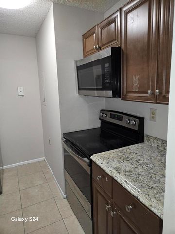 1141 LAKE VICTORIA Drive H, West Palm Beach, FL 33411