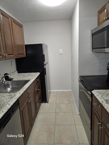 1141 LAKE VICTORIA Drive H, West Palm Beach, FL 33411