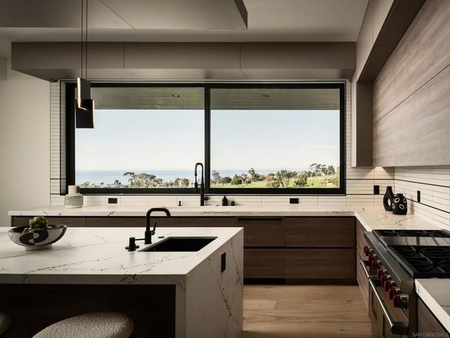 6627 Muirlands Dr, La Jolla, CA 92037