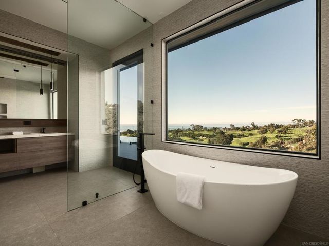 6627 Muirlands Dr, La Jolla, CA 92037