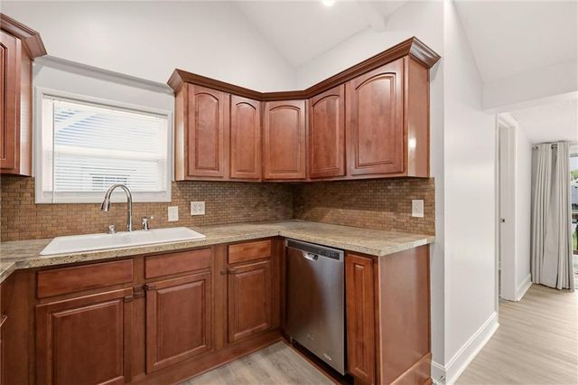 65 Dockside Drive, Lake Tapawingo, MO 64015