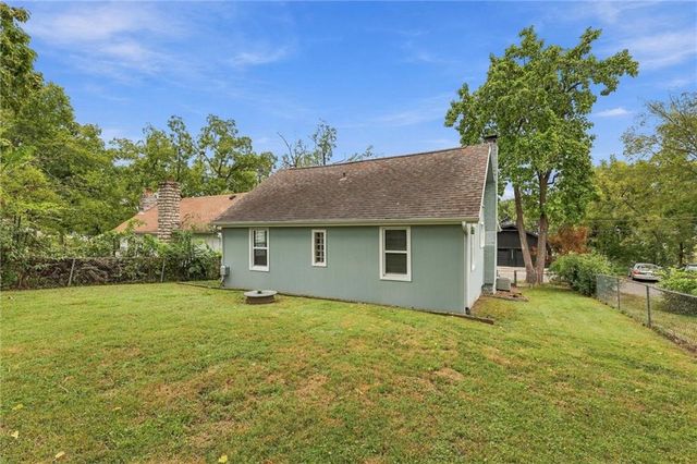 65 Dockside Drive, Lake Tapawingo, MO 64015