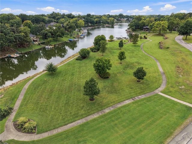 65 Dockside Drive, Lake Tapawingo, MO 64015