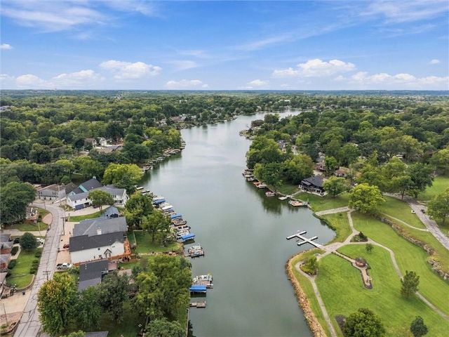 65 Dockside Drive, Lake Tapawingo, MO 64015