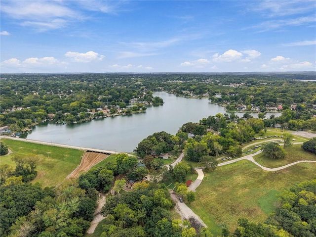 65 Dockside Drive, Lake Tapawingo, MO 64015